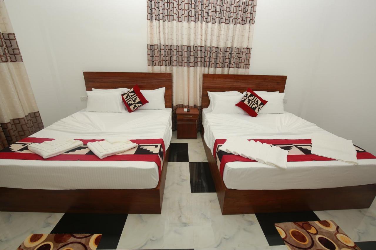 Hotel River Front Tissamaharama Habitación foto